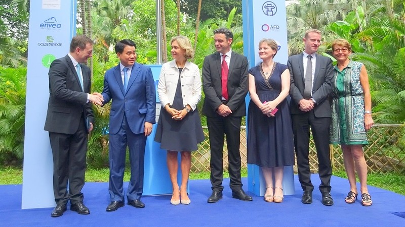 Les invités à la cérémonie d'inauguration de la station de mesure de la qualité de l'air à l'Ambassade de France à Hanoï. Photo : DH/NDEL.