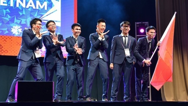 Les six élèves vietnamiens aux IMO 2019. Photo : NDEL.