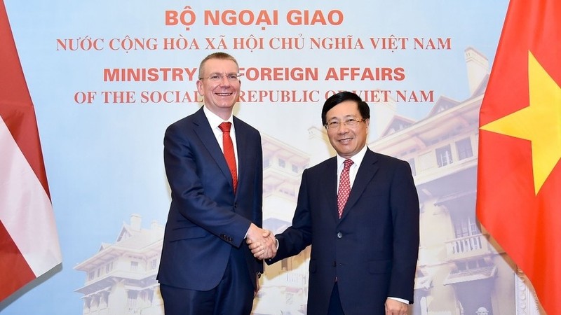 Le Vice-PM Pham Binh Minh (à droite) et le ministre des AE de Lettonie, Edgars Rinkevics, le 17 juillet à Hanoi. Photo : BQT.