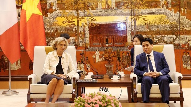 Le président du Comité populaire de Hanoi, Nguyên Duc Chung, et  Valérie Pécresse, présidente du Conseil régional de l’Île-de-France. Photo : VNA.