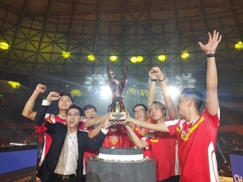 L'équipe vietnamienne The Flash remporte le titre de champion du monde de 2019 du sport électrique «Arena of Valor», le 14 juillet à Dà Nang. Photo : Infogamers/CVN.