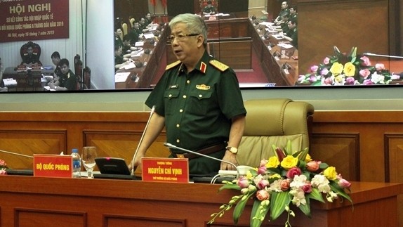 Le général de corps d’armée Nguyên Chi Vinh, vice-ministre vietnamien de la Défense, prend la parole lors de la conférence. Photo : QDND.