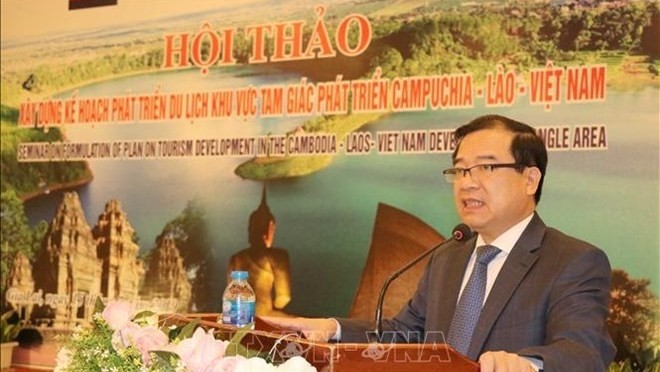 Hà Van Siêu, chef adjoint de l'Administration nationale du Tourisme du Vietnam, s'exprime lors du colloque. Photo : VNA.