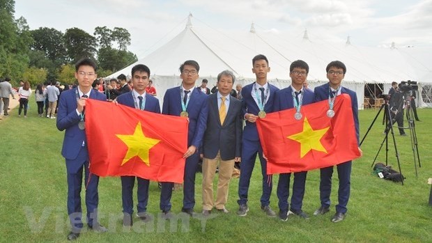 L'ambassadeur Trân Ngoc An (centre) et les six élèves vietnamiens présents aux IMO 2019. Photo : VNA.
