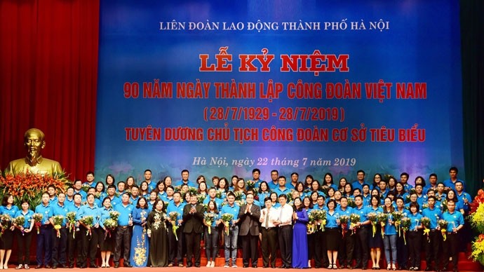 90 excellents responsables syndicaux de base sont à l'honneur à l'occasion du 90e anniversaire de la fondation du Syndicat vietnamien. Photo : HNM.