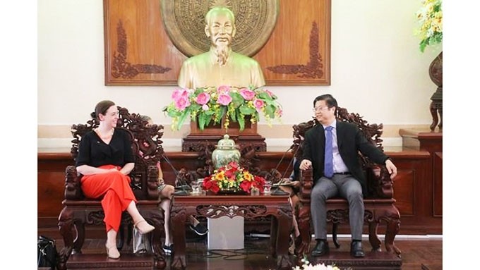 Le vice-président du Comité populaire municipal, Truong Quang Hoài Nam, et la consule générale d’Australie à Hô Chi Minh-Ville, Julianne Cowley. Photo : VNA.