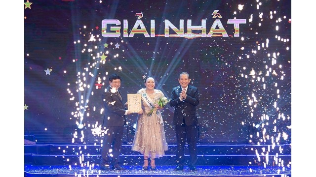 La chanteuse Rosario Ninih Chamini Bianis venue de Malaisie obtient le Premier Prix. Photo : VOV.
