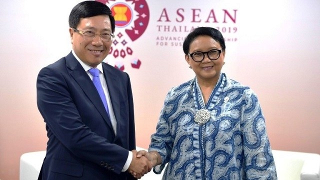 Le Vice-PM et ministre vietnamien des Affaires étrangères Pham Binh Minh (à gauche) et la chef de la diplomatie indonésienne Retno Marsudi, le 30 juillet en Thaïlande. Photo : CPV.