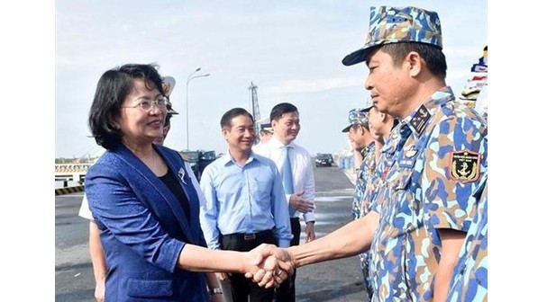 La Vice-Présidente vietnamienne Dang Thi Ngoc Thinh rencontre des officiers et soldats de la IIe Région navale de la Marine vietnamienne, le 1er août à Vung Tàu (Sud). Photo : VNA/CVN