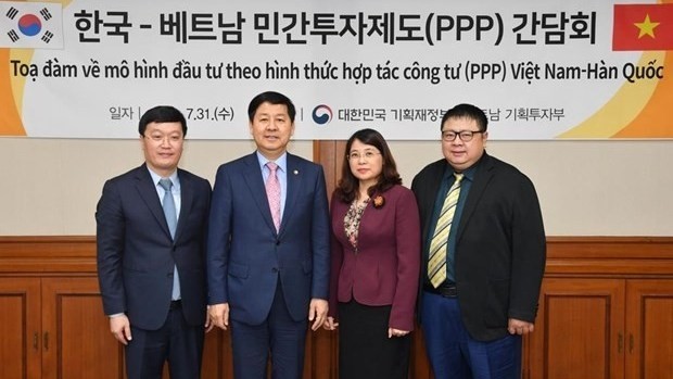 Le vice-ministre vietnamien du Plan et de l’Investissement, Nguyên Duc Trung (1er à gauche), et son homologue sud-coréen des Finances, Koo Yun-Cheol (2e à gauche). Photo : Yonhap.