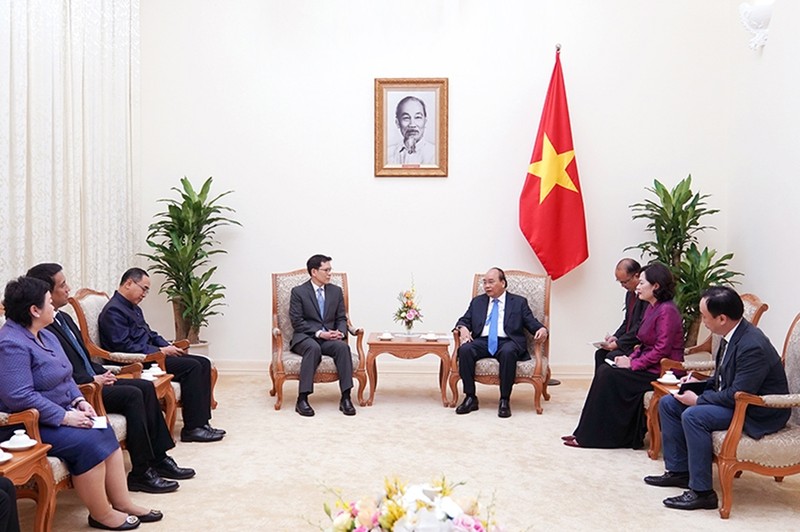 Le PM vietnamien Nguyen Xuan Phuc accueillit le gouverneur de la Banque centrale de Thaïlande Veerathai Santiprabhob. Photo: Tran Hai/NDEL.