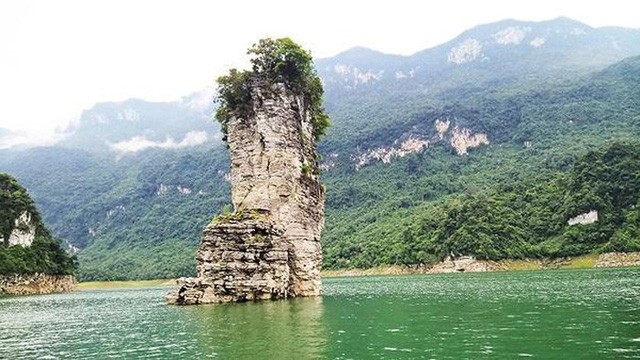 Il s’agit d’un rocher au milieu du lac. Selon la légende, le rocher est le piquet d’un héros de l’ethnie Tày pour enchaîner un buffle. Photo : Journal Tiên Phong.