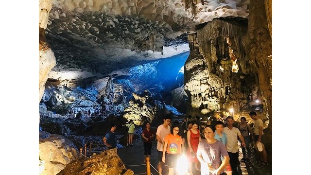 Cette grotte d’environ 10 000 m2 est l’une des plus grandes grottes de la baie de Ha Long. Photo : https://plo.vn
