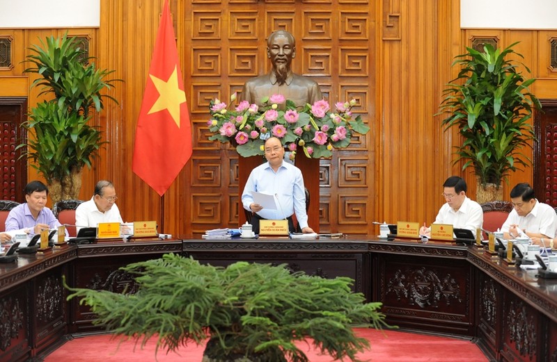 Le PM Nguyên Xuân Phuc préside la réunion de la permanence du sous-comité socio-économique. Photo : Trân Hai/NDEL.