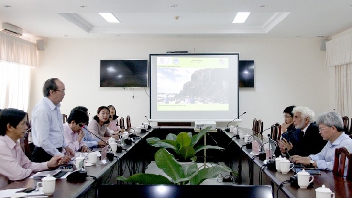 Séance de travail entre le vice-président du comité populaire de Phu Yên, Phan Dinh Phùng, et Guy Martini, président du Conseil des Géoparcs mondiaux de l'UNESCO. Photo : PYO.
