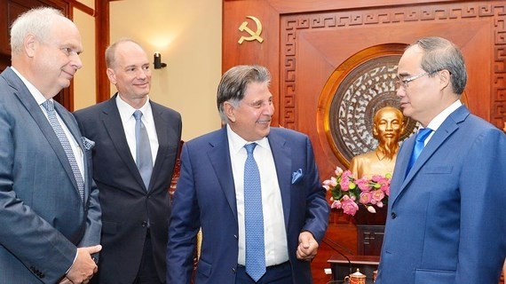 Le secrétaire du Comité du Parti communiste du Vietnam de HCM-Ville, Nguyên Thiên Nhân (à droite), à la rencontre des hommes d’affaires allemands. Photo: SGGP.