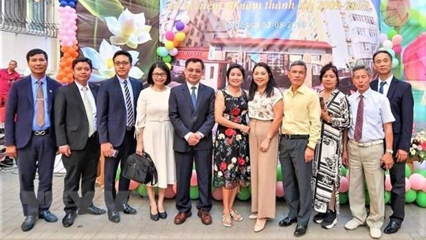 La délégation de l’Ambassade du Vietnam en Ukraine à la cérémonie marquant le 10e anniversaire de la fondation du quartier vietnamien Làng Sen. Photo : VNA.