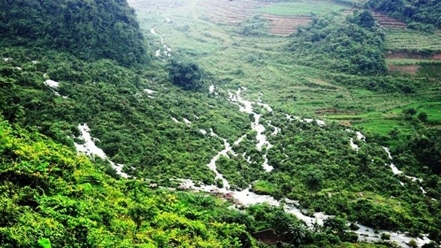 De loin, la cascade d’une hauteur de 100 mètres peut être vue comme un ruban de soie blanche. Photo : NDEL.