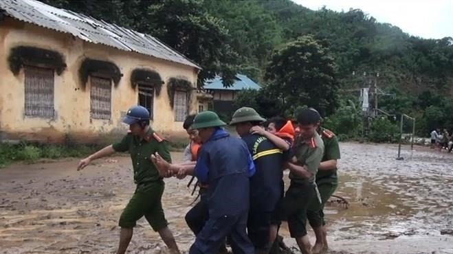 Des sauveteurs aident une victime du typhon Wipha à Thanh Hoa. Photo: VNA.