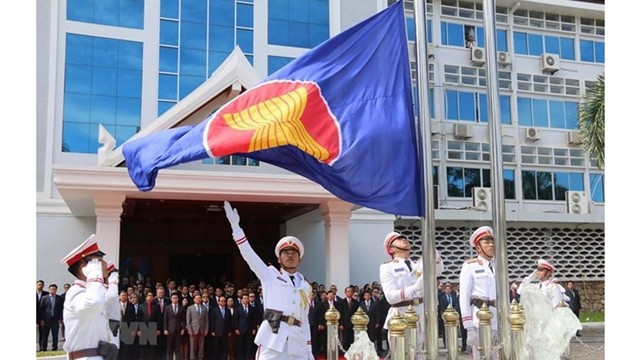 La cérémonie du lever du drapeau au Laos pour célébrer le 52e anniversaire de l’ASEAN, le 6 août à Vientiane. Photo : VNA.