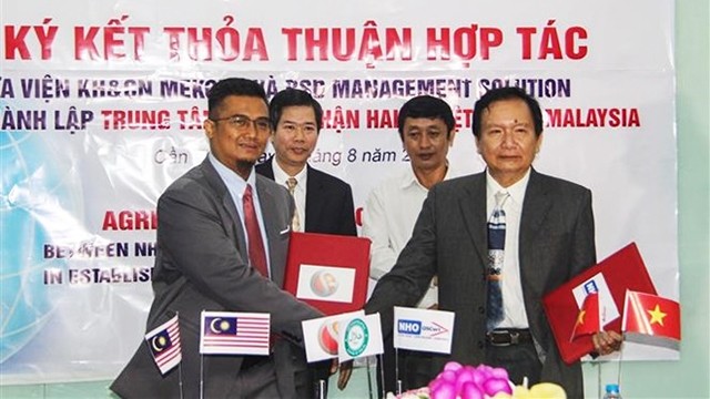 Cérémonie de signature de l'accord sur la fondation du centre de délivrance du certificat Halal Vietnam-Malaisie. Photo : VNA.