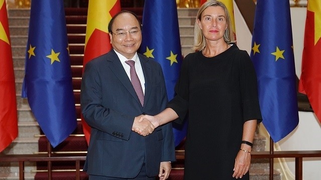 Le PM vietnamien Nguyên Xuân Phuc (à gauche) et la vice-présidente de la Commission européenne Federica Mogherini, le 5 août à Hanoi. Photo : VGP.