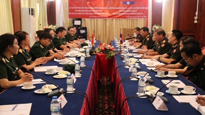 Séance de travail entre les dirigeants des bibliothèques militaires du Vietnam et du Laos, le 5 août à Vientiane. Photo : NDEL.