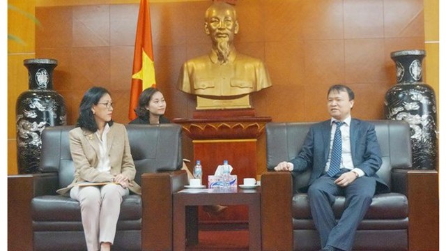 Le vice-ministre de l’Industrie et du Commerce Dô Thang Hai (à droite) et Jariya Chiathivat, représentante du groupe Central au Vietnam, le 6 août à Hanoi. Photo : baocongthuong.vn.