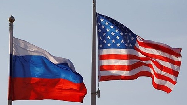 Les drapeaux de la Russie et des États-Unis. Photo : NDEL.