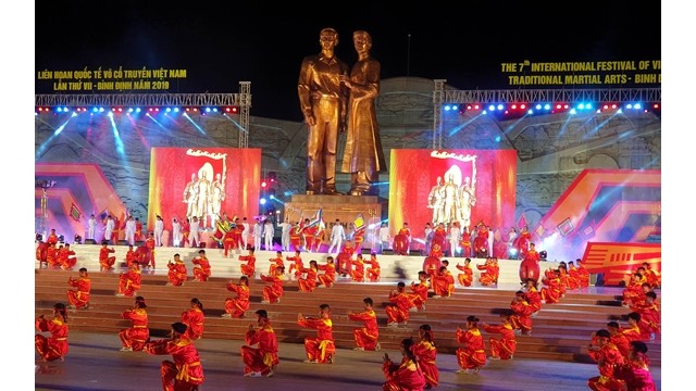Un numéro de représentation des arts martiaux lors de l'ouverture du 7e Festival international des arts martiaux du Vietnam. Photo : NDEL.