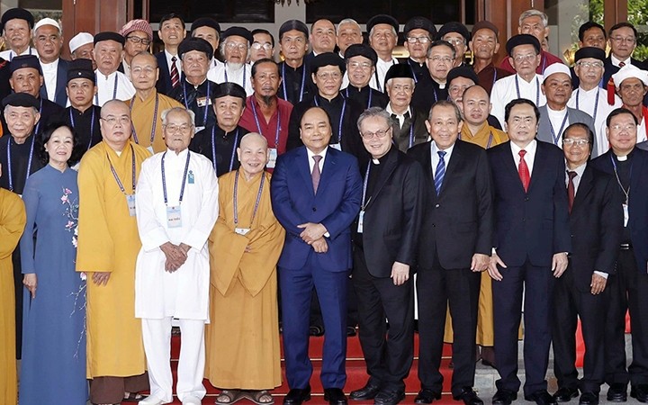 Le Premier ministre Nguyên Xuân Phuc a rencontré le 9 août à Dà Nang des dignitaires religieux exemplaires. Photo : VNA.