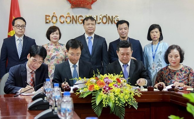 Cérémonie de signature de la coopération entre le ministère de l'Industrie et du Commerce et le grossiste MM Mega Market Vietnam. Photo : VNA.