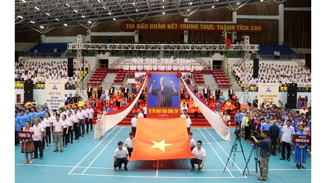 Les sportifs participent au défilé. Photo : https://www.laocai.gov.vn/