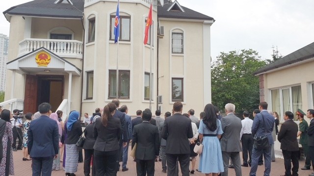 La cérémonie de lever du drapeau de l’ASEAN en Ukraine. Photo : NDEL.