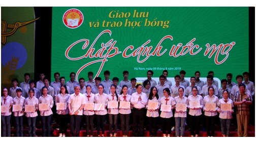 Cérémonie remise des bourses « Chap Canh Uoc Mo », le 9 août à Hà Nam. Photo : hanamtv.vn.