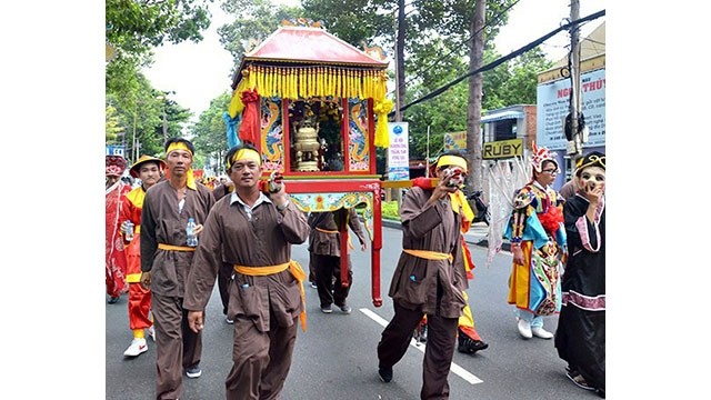 La procession du palanquin du Génie des pêcheurs vers la maison communale Thang Tam. Photo : Journal Bà Ria-Vung Tàu.