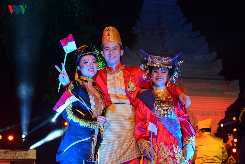 Les trois jeunes vietnamiens au Programme de bourses pour les arts et la culture de l’Indonésie 2019. Photo : VOV.