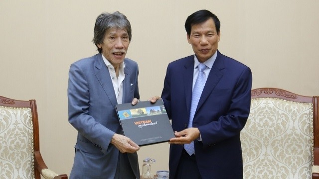 Le ministre vietnamien de la Culture, des Sports et du Tourisme, Nguyên Ngoc Thiên (à droite), et le président et directeur général du groupe Legend, David Chow. Photo: toquoc.