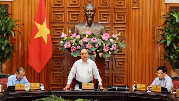Le Premier ministre Nguyên Xuân Phuc (debout) préside la réunion du Gouvernement à Hanoi le 13 août. Photo : Trân Hai/NDEL.