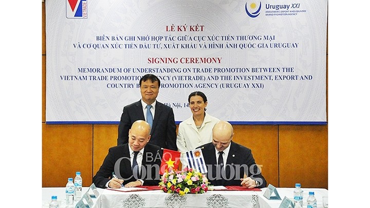 La cérémonie de signature. Photo : baoconthuong.vn