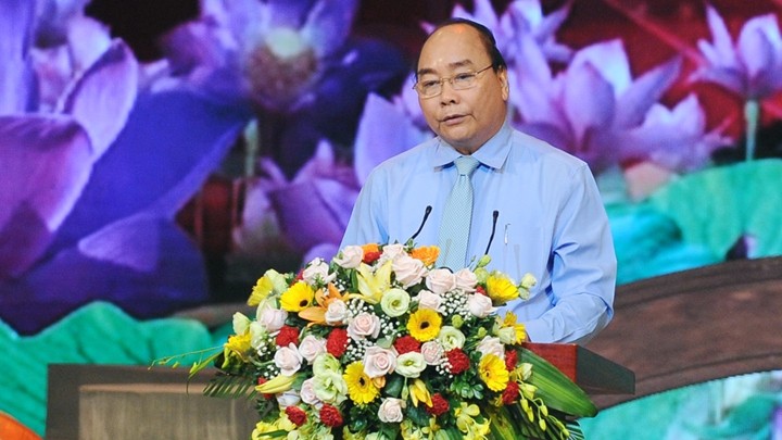  Le Premier ministre Nguyên Xuân Phuc s’adresse au programme d’échanges des personnes exemplaires dans le mouvement « Étudier et suivre la pensée, la moralité et le style du Président Hô Chi Minh », le 19 août à Hanoi. Photo : Trân hai/NDEL.
