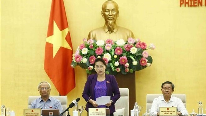 La Présidente de l’AN Nguyên Thi Kim Ngân (debout) s’exprime lors de la clôture de la 36e session du Comité permanent de l’AN, le 16 août à Hanoi. Photo : VNA.