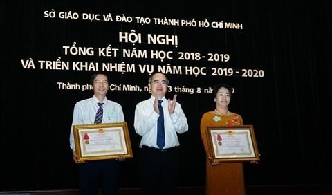Le secrétaire du Comité du Parti pour Hô Chi Minh-Ville, Nguyên Thiên Nhân (au centre) a décerné l’Ordre du Travail de 3e classe aux meilleurs collectifs dans le domaine éducatif. Photo : VNA.