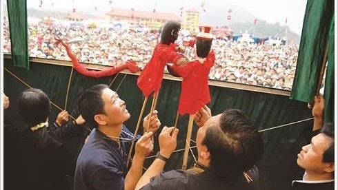 Les spectacles de marionnettes des Tày attirent un grand nombre de spectateurs. Photo : DTMN.