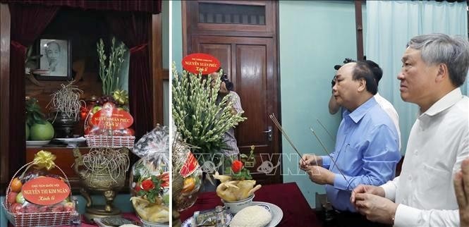 Le PM Nguyên Xuân Phuc (centre) offre de l'encens à la mémoire du Président Hô Chi Minh à la maison 67. Photo : VNA.