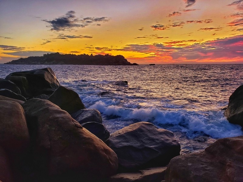 Dans la dernière étape du voyage, les routards doivent se lever tôt et moter et descendre d’énormes rochers de différentes formes afin d’observer le lever du soleil au Cap Dôi. Photo : NDEL.