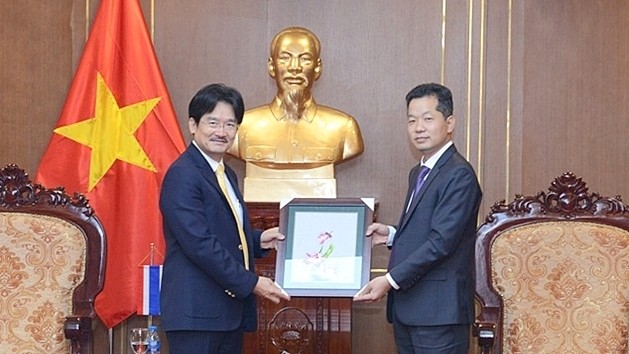 Le vice-président du Parquet populaire suprême du Vietnam, Nguyên Van Quang (à droite) remet un cadeau à Jumpon Phansumrit, directeur adjoint du Département de coopération internationale du Bureau du procureur général de Thaïlande. Photo: baovephapluat.vn