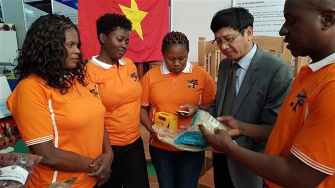 L’ambassadeur du Vietnam au Mozambique, Lê Huy Hoàng présente des produits vietnamiens à la 55e Foire internationale du commerce de Maputo. Photo : VNA.