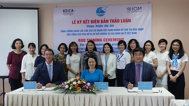 Cérémonie de signature du projet entre les représentants du KOICA, de l'Union des Femmes du Vietnam et de l'OIM. Photo : thoidai.com.vn.