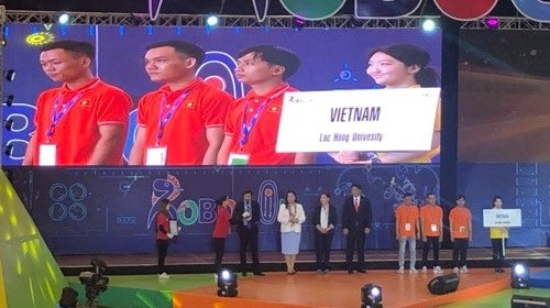 L'équipe de l'Université de Lac Hông décroche le 3e prix, lors du concours ABU Robocon 2019. Photo: thanhnien.vn 